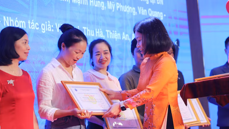 Phóng viên Báo Nhân Dân tại Đà Nẵng nhận giải.