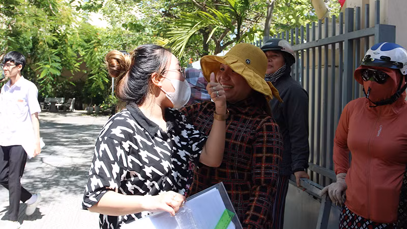 Thí sinh khoe với mẹ đã làm rất tốt môn Ngữ văn.