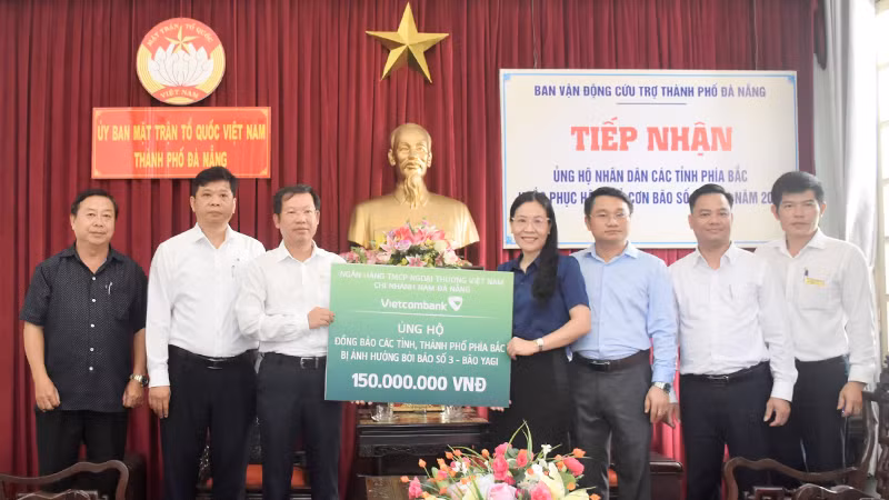 Các cơ quan, đơn vị, tổ chức, cá nhân đến ủng hộ, đóng góp.