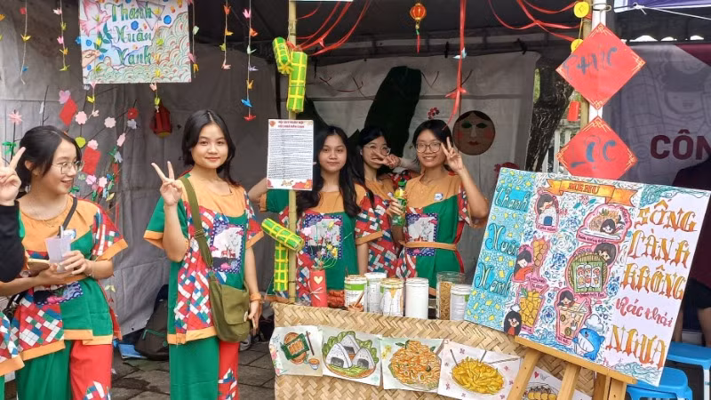 Học sinh tuyên truyền giảm nhựa tại trường Trung học phổ thông Sơn Trà.