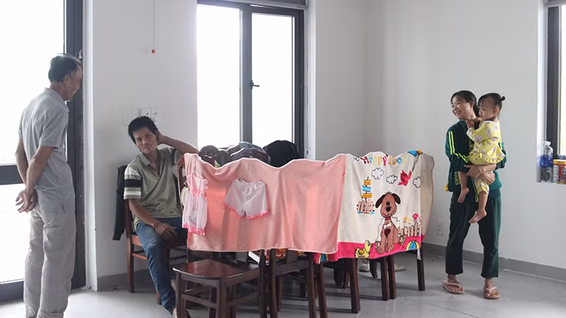 Gia đình anh Hải đang ở tạm tại điểm tránh trú là UBND phường.