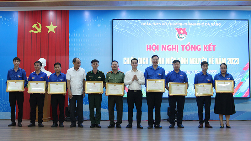 Khen thưởng các tập thể có thành tích xuất sắc trong chiến dịch Thanh niên tình nguyện Hè năm 2023.