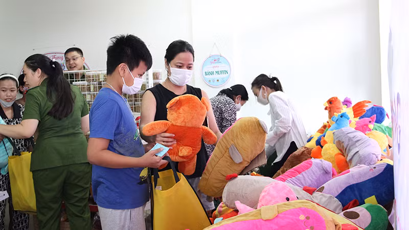 Cùng con chọn đồ chơi tại “Siêu thị bé yêu 0 đồng”.