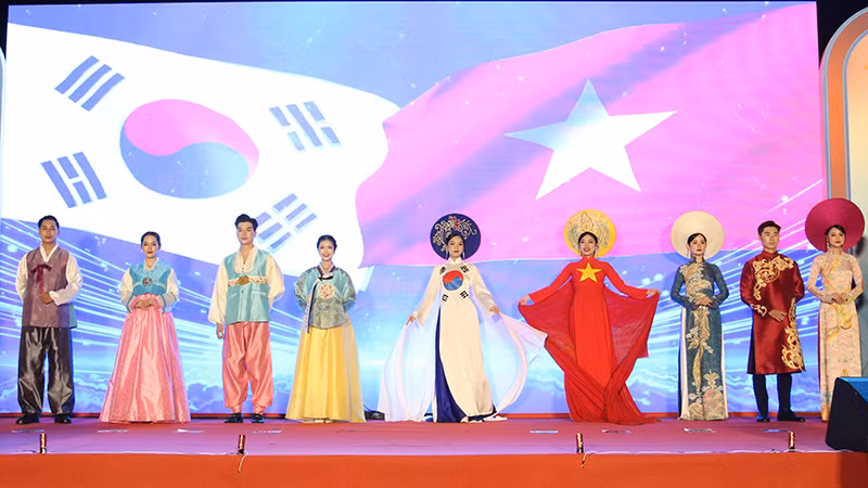 Trình diễn trang phục truyền thống Việt Nam-Hàn Quốc.