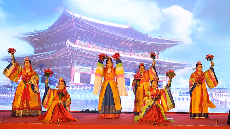 Tiết mục múa của các nghệ sĩ Hàn. Tiết mục múa của các nghệ sĩ Hàn.