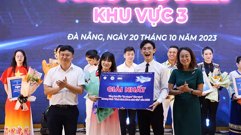 Trao giải Nhất cho Câu lạc bộ Nghệ thuật Sóng 20.