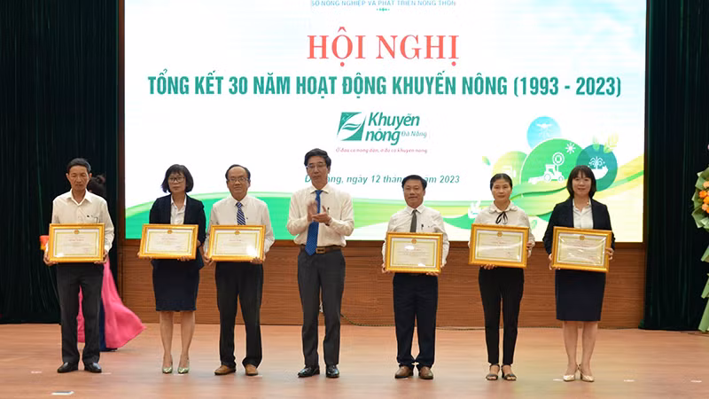 Trao Bằng khen cho các tập thể, cá nhân có thành tích xuất sắc trong công tác khuyến nông.