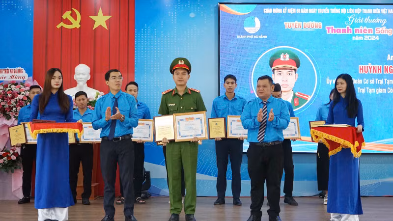 Tuyên dương “Thanh niên sống đẹp”.