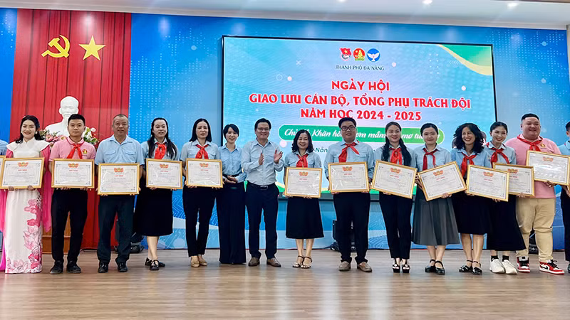 Tri ân, tuyên dương thầy cô giáo, cán bộ làm Tổng phụ trách Đội