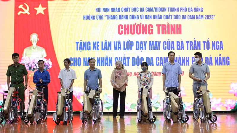 Trao tặng xe lăn.