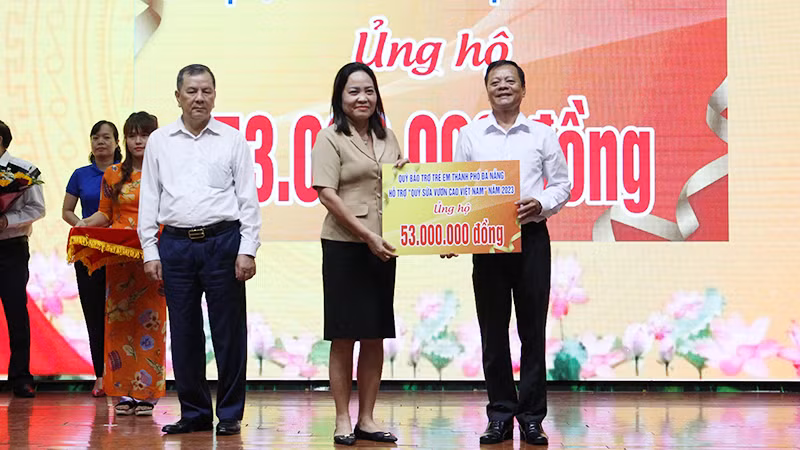 Các đơn vị trao tặng tiền hỗ trợ.