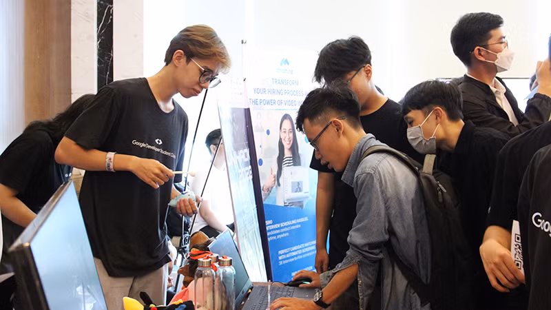 Các lập trình viên trải nghiệm những công nghệ mới tại các gian hàng.