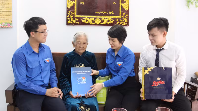 Thăm, tặng quà mẹ Nguyễn Thị Sự.