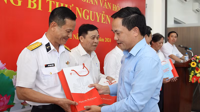 Tặng sách, tư liệu về đồng chí cố Tổng Bí thư Nguyễn Phú Trọng.