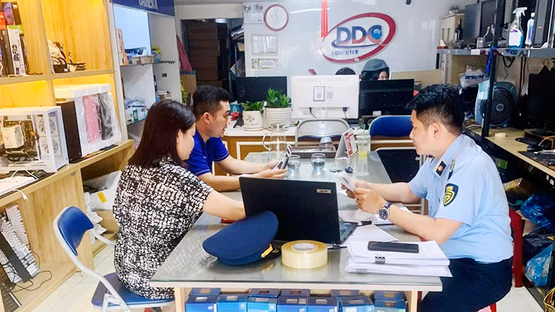 Các Đội Quản lý thị trường kiểm tra tại địa điểm kinh doanh. (Ảnh: QLTT)