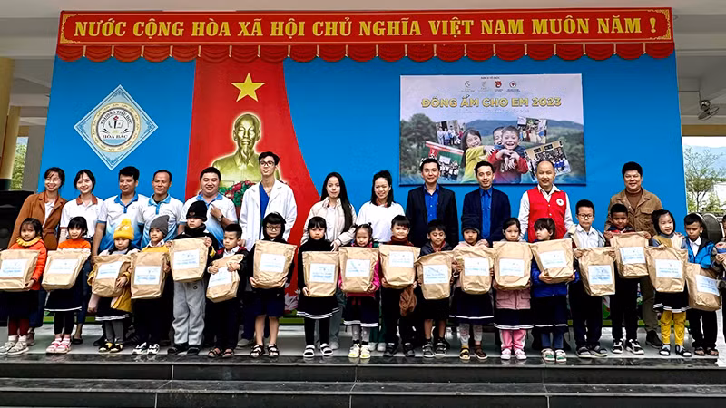 Đông này các em đã có áo ấm mới.