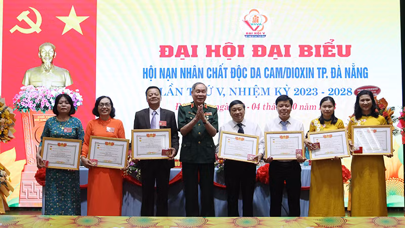 Trao tặng 7 Kỷ niệm chương “Vì nạn nhân chất độc da cam”.