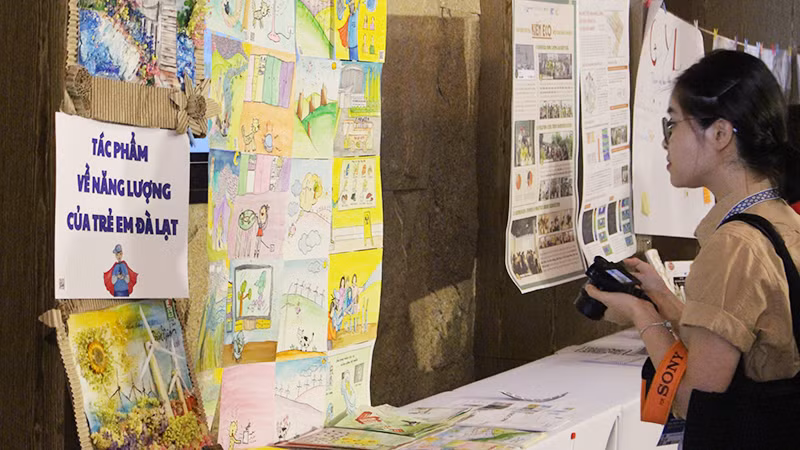 Câu chuyện về các dự án của thanh niên được trưng bày.