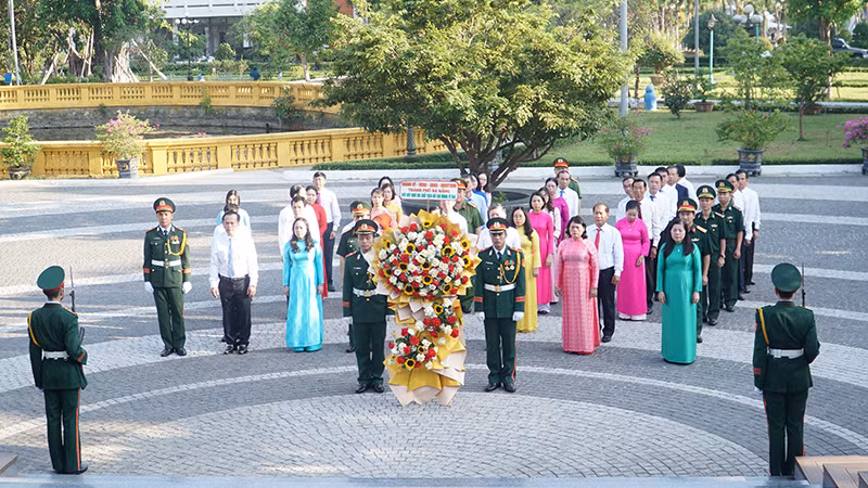Đoàn đại biểu báo công dâng Bác tại Bảo tàng Hồ Chí Minh.