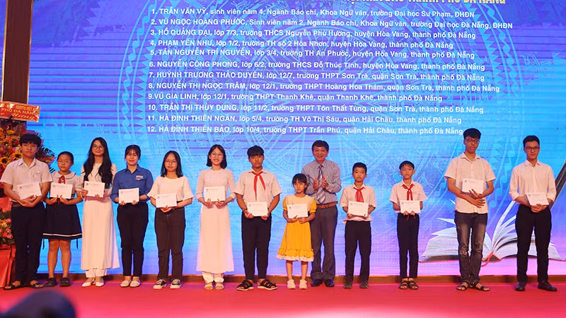 Trao học bổng cho học sinh, sinh viên vượt khó.