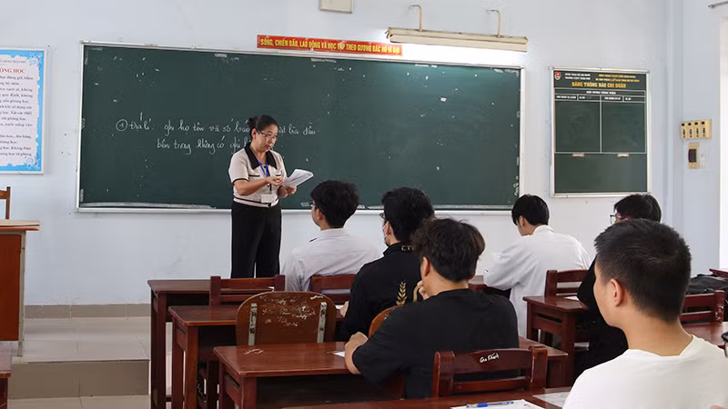 Phổ biến quy chế thi cho các thí sinh.