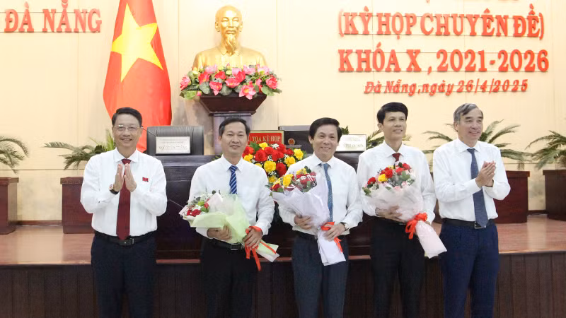 Tặng hoa chúc mừng nhân sự mới và chia tay các đồng chí thôi Ủy viên Ủy ban nhân dân thành phố.