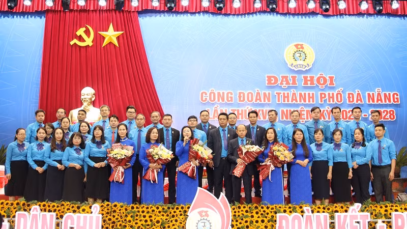 Ra mắt Ban Chấp hành khóa 17.