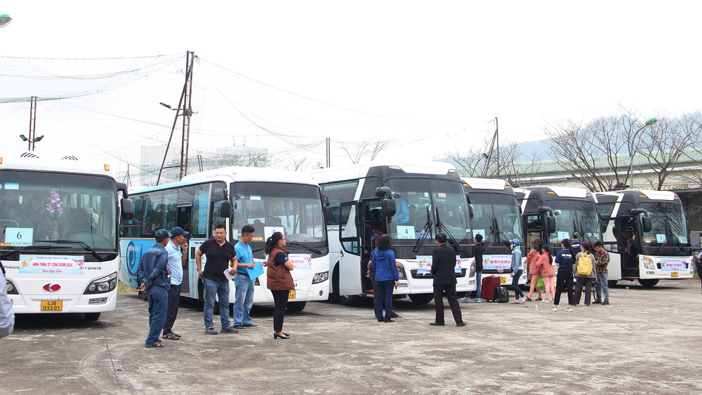 Sáu chuyến xe đầu tiên sẵn sàng xuất phát.