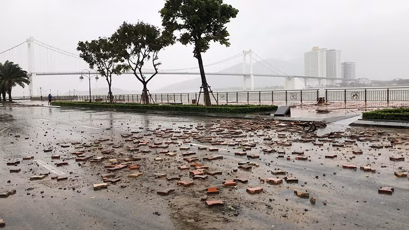 Đường Như Nguyệt hư hỏng do ảnh hưởng bão số 6.