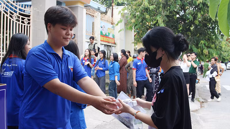 Tình nguyện viên "tiếp nước" tại điểm thi.