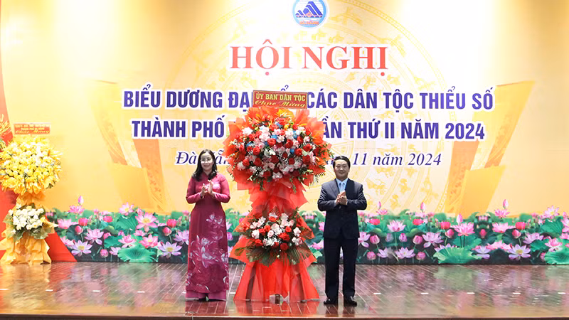 Đồng chí Hầu A Lềnh tặng hoa chúc mừng Hội nghị.