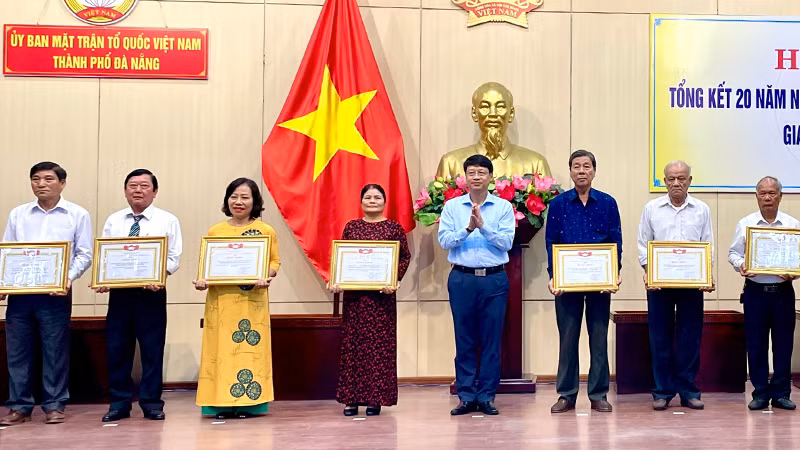 Khen thưởng tập thể, cá nhân có thành tích xuất sắc.