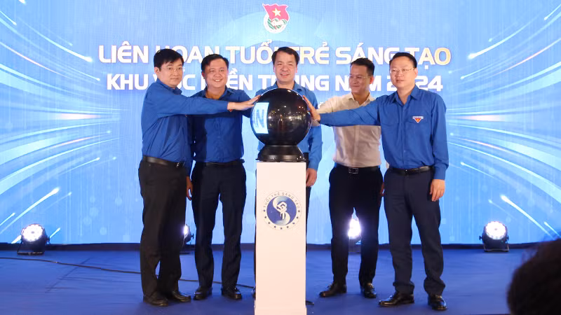 Đại biểu thực hiện nghi thức khai mạc.