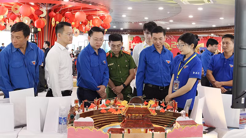 Đại biểu tham quan các sản phẩm sáng tạo của thanh niên.