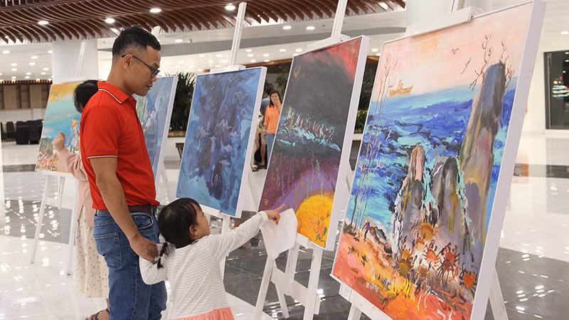 “Vết dầu loang” với thông điệp về bảo vệ môi trường biển.