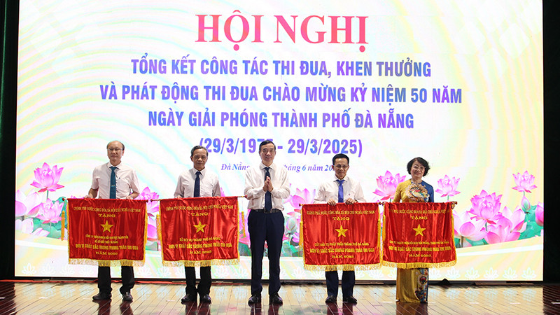 Trao tặng Cờ thi đua của Chính phủ năm 2022 cho 4 tập thể dẫn đầu phong trào thi đua yêu nước.