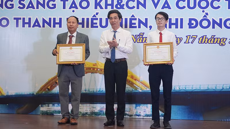 Khen thưởng các tác giả đoạt giải.