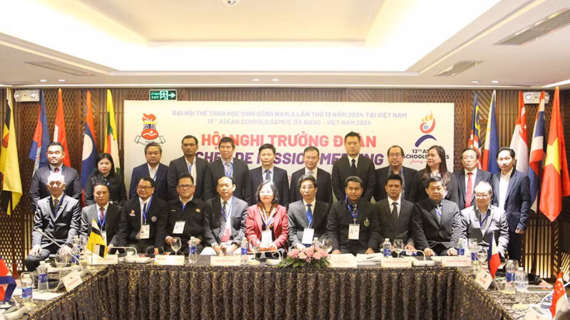 Ban tổ chức chụp ảnh lưu niệm.