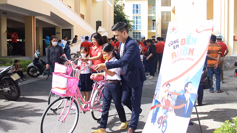 Các em có xe đạp mới để đi học.