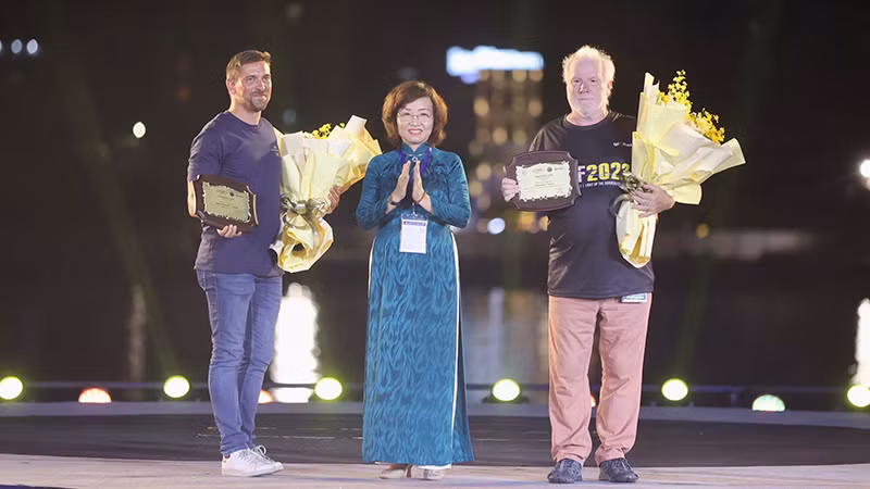 Trao hoa và kỷ niệm chương cho 2 đội Canada và Pháp