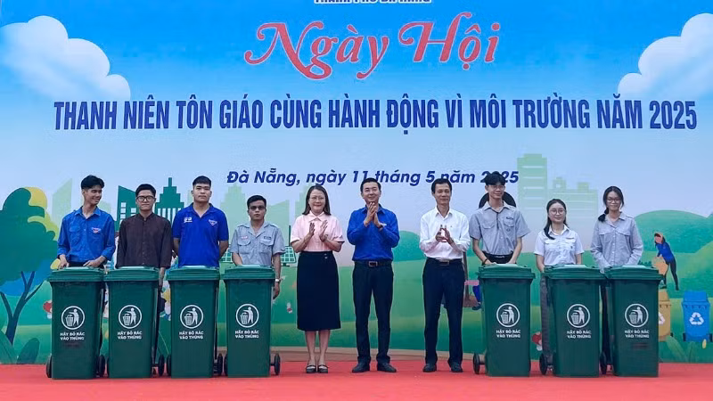 Trao tặng thùng rác nhằm nâng cao công tác tuyên truyền về thu gom, phân loại, tái chế rác thải sinh hoạt tại nguồn. (Ảnh: THANH TÂM)