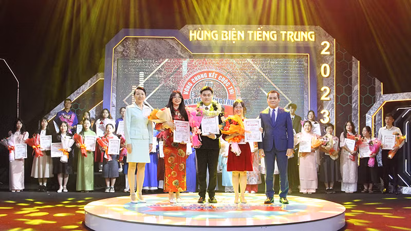 Trao giải cho các thí sinh xuất sắc.