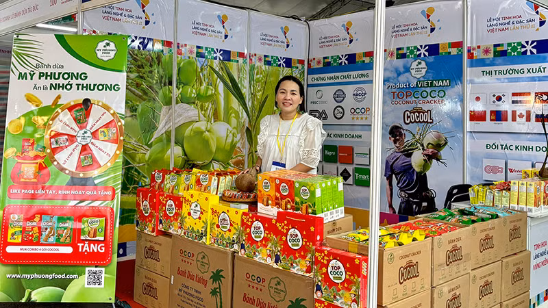 Bà Mai Thị Ý Nhi mang sản phẩm có mẫu mã Tết tham gia chương trình bán lẻ nội địa kích cầu cuối năm.