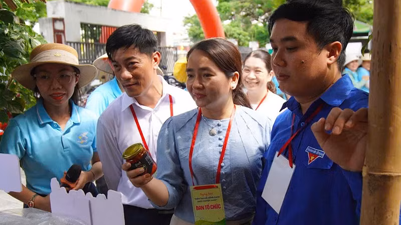 Chị Thùy Trang "cánh chim đầu đàn" không mỏi mệt.