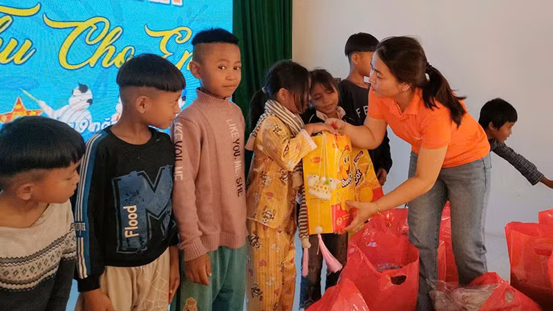 Trao quà Trung thu cho trẻ miền núi.