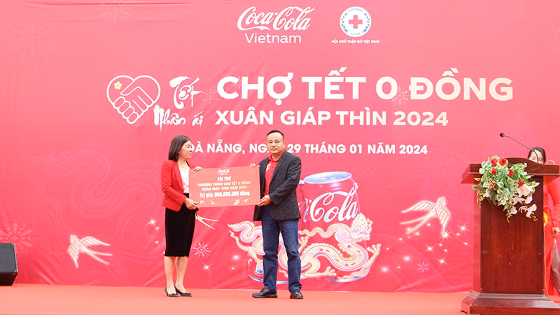 Coca-Cola Việt Nam trao tặng kinh phí tổ chức Chợ Tết 0 đồng.