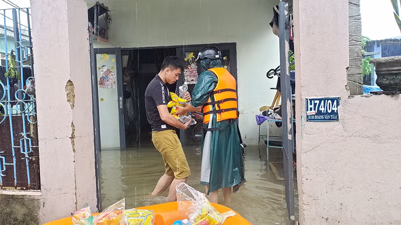 Hỗ trợ thực phẩm cho người dân.