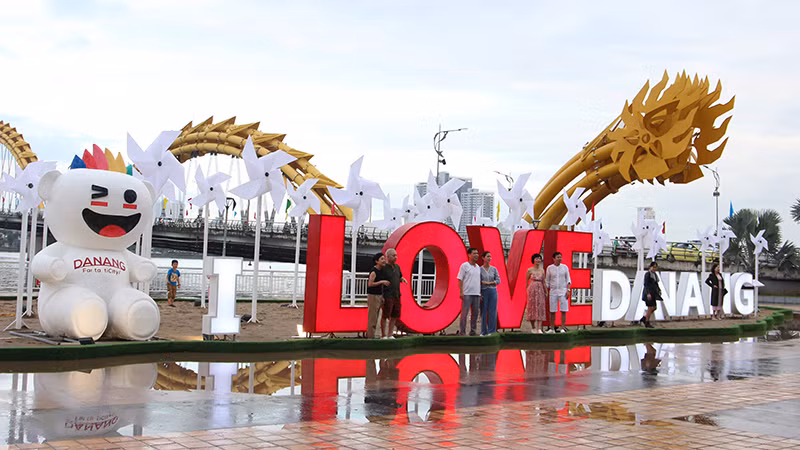 Nhiều người đến chụp ảnh tại điểm check-in ven sông Hàn.