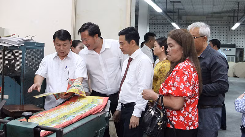 Nhà xuất bản và Phát hành sách Quốc gia Lào tham quan xưởng In Báo Nhân dân