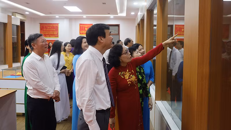 Đại biểu tham quan Phòng Truyền thống.